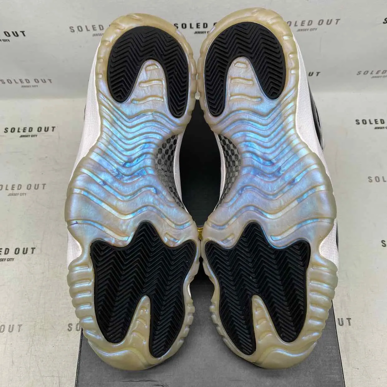 Air Jordan 11 Retro Low Iridescent 2018 Used Size 11