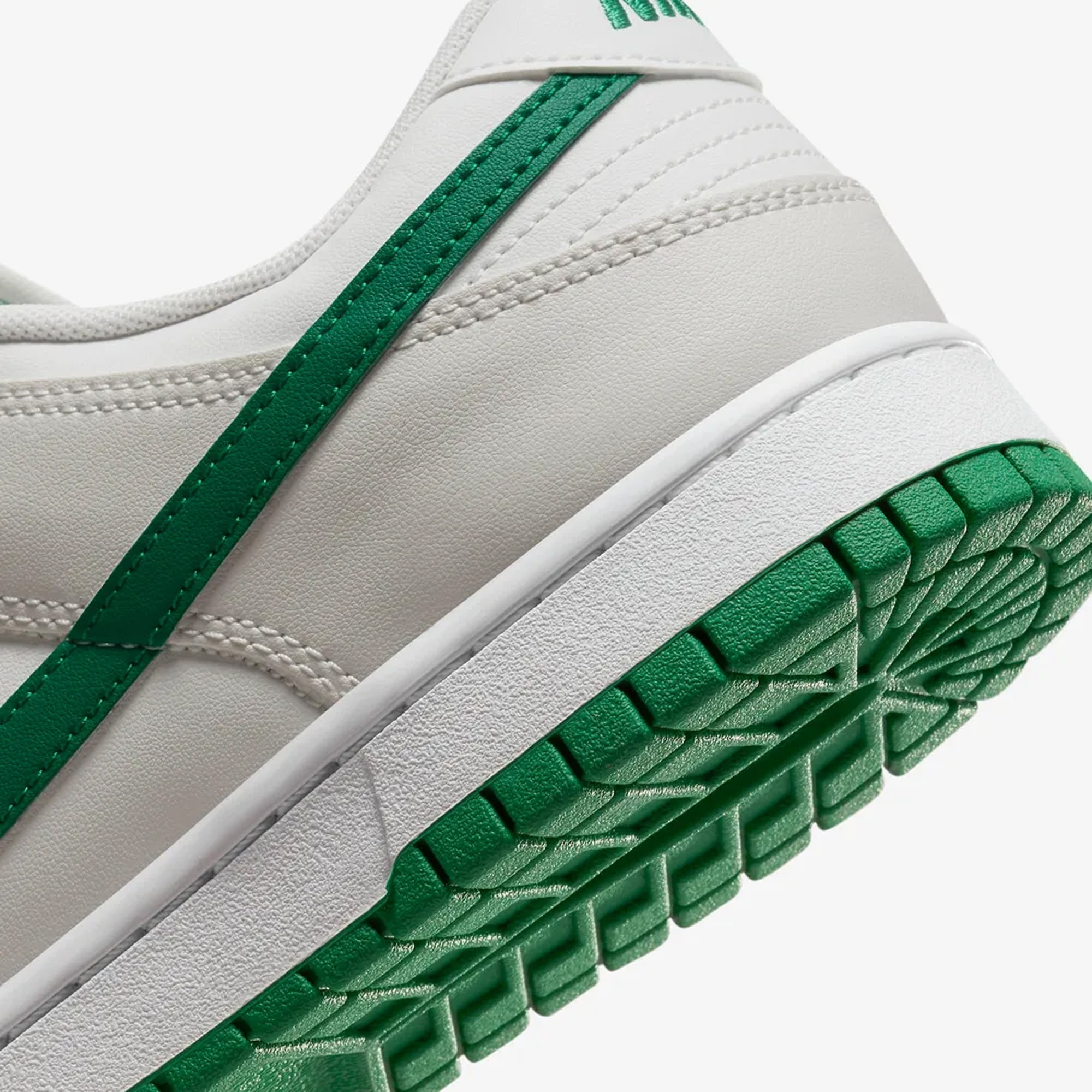 DUNK LOW RETRO 'SUMMIT WHITE/MALACHITE-PLATINUM TINT'